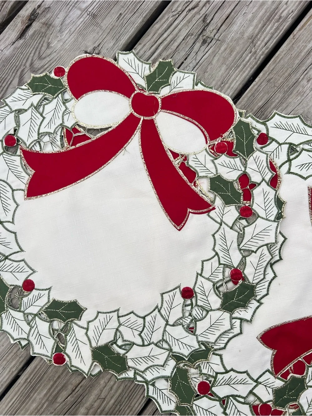 Bed Bath & Beyond Red and White Holiday Appliqué 4 placements
